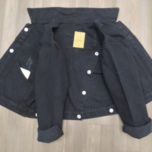 Áo khoác jean nữ màu đen tà chéo hot hòn họt có 4 túi bên ngoài form vừa từ 39-65kg dài áo 48-60cm